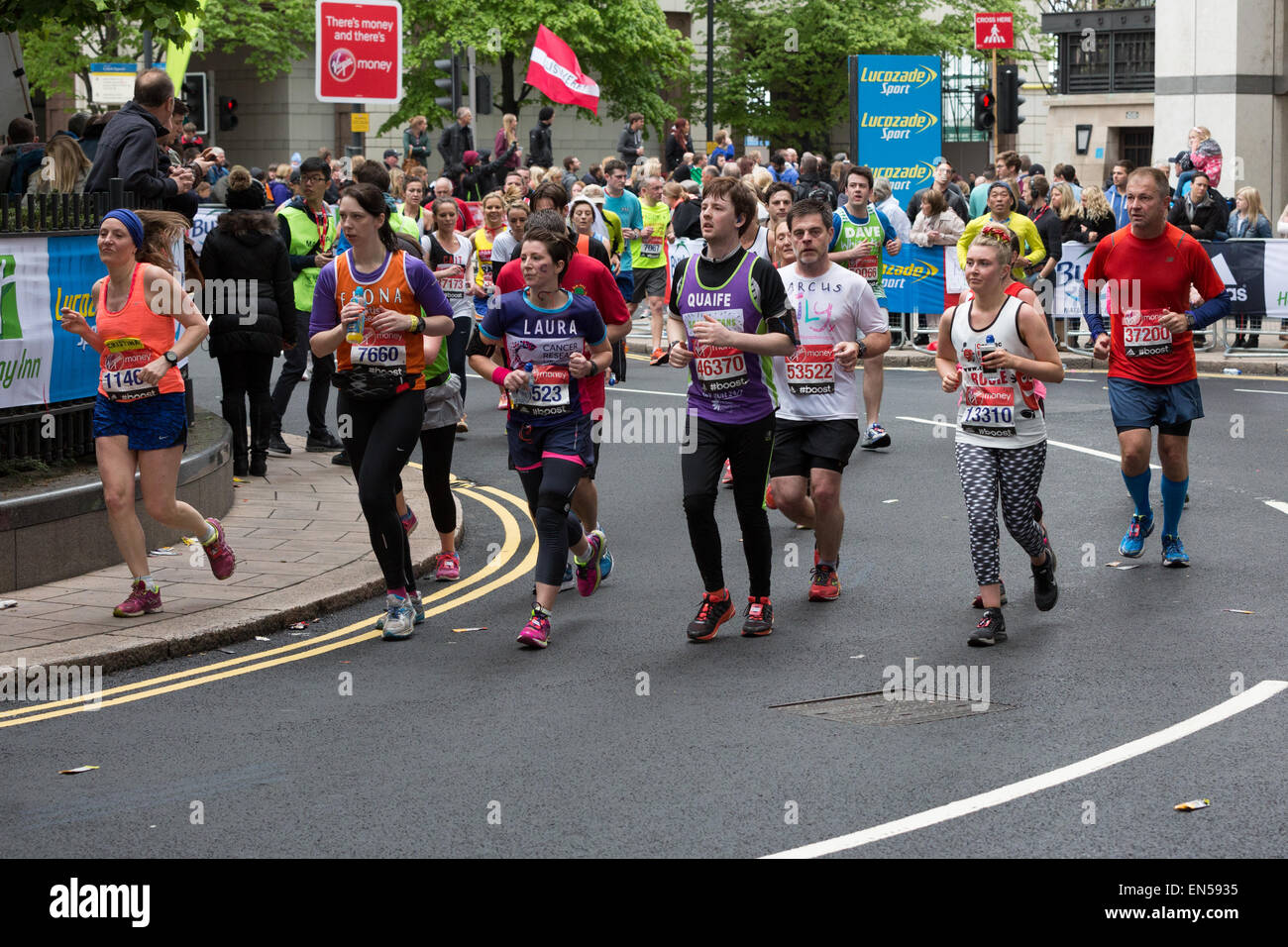 Club, charité et bulletin de coureurs, tournant à la Virgin Money 2015 Marathon de Londres Banque D'Images