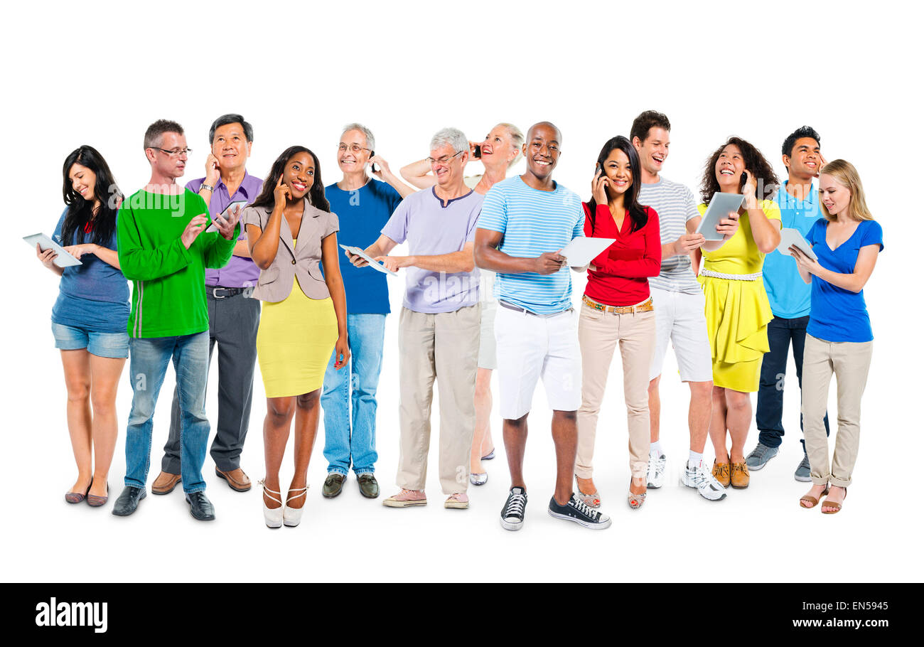 Groupe de personnes utilisant diverses multiethnique des appareils numériques Banque D'Images