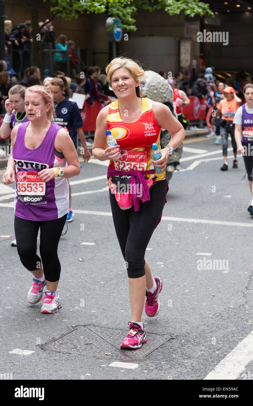 Action pour les enfants la charité runner, tournant à la Virgin Money 2015 Marathon de Londres Banque D'Images