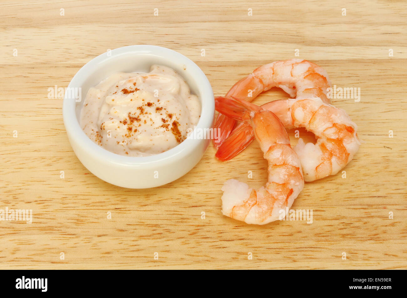 Crevettes fantail avec sauce aux fruits de mer sur une planche en bois Banque D'Images