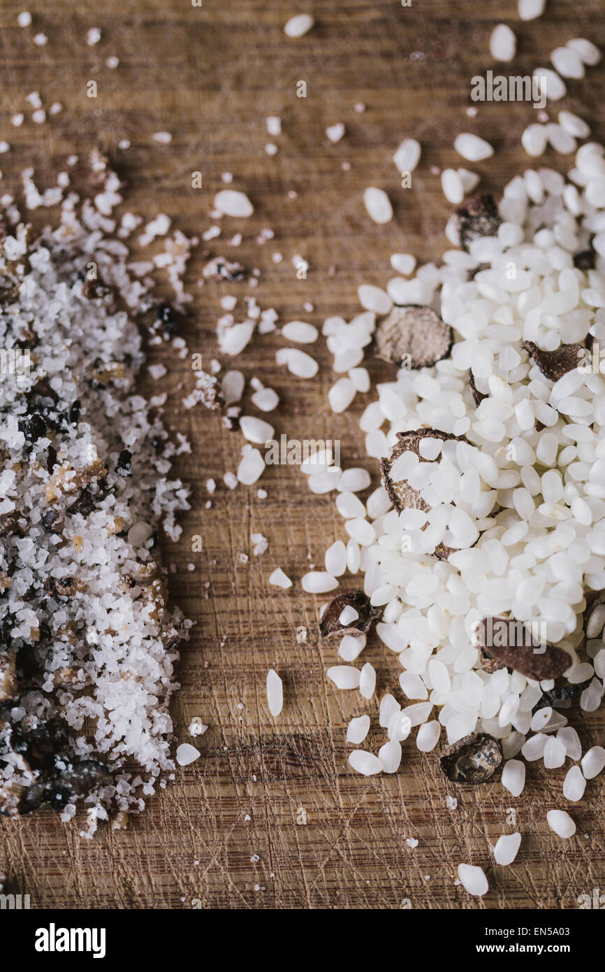 Sel de truffe et truffe noire risotto de riz sur une surface en bois Banque D'Images