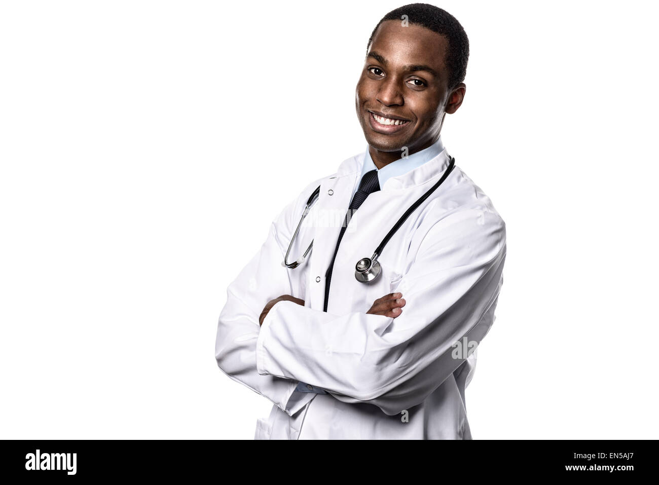 Confiant attrayant de l'Afrique de l'homme médecin vêtu d'un sarrau blanc stéthoscope et regardant la caméra avec une expression heureuse Banque D'Images