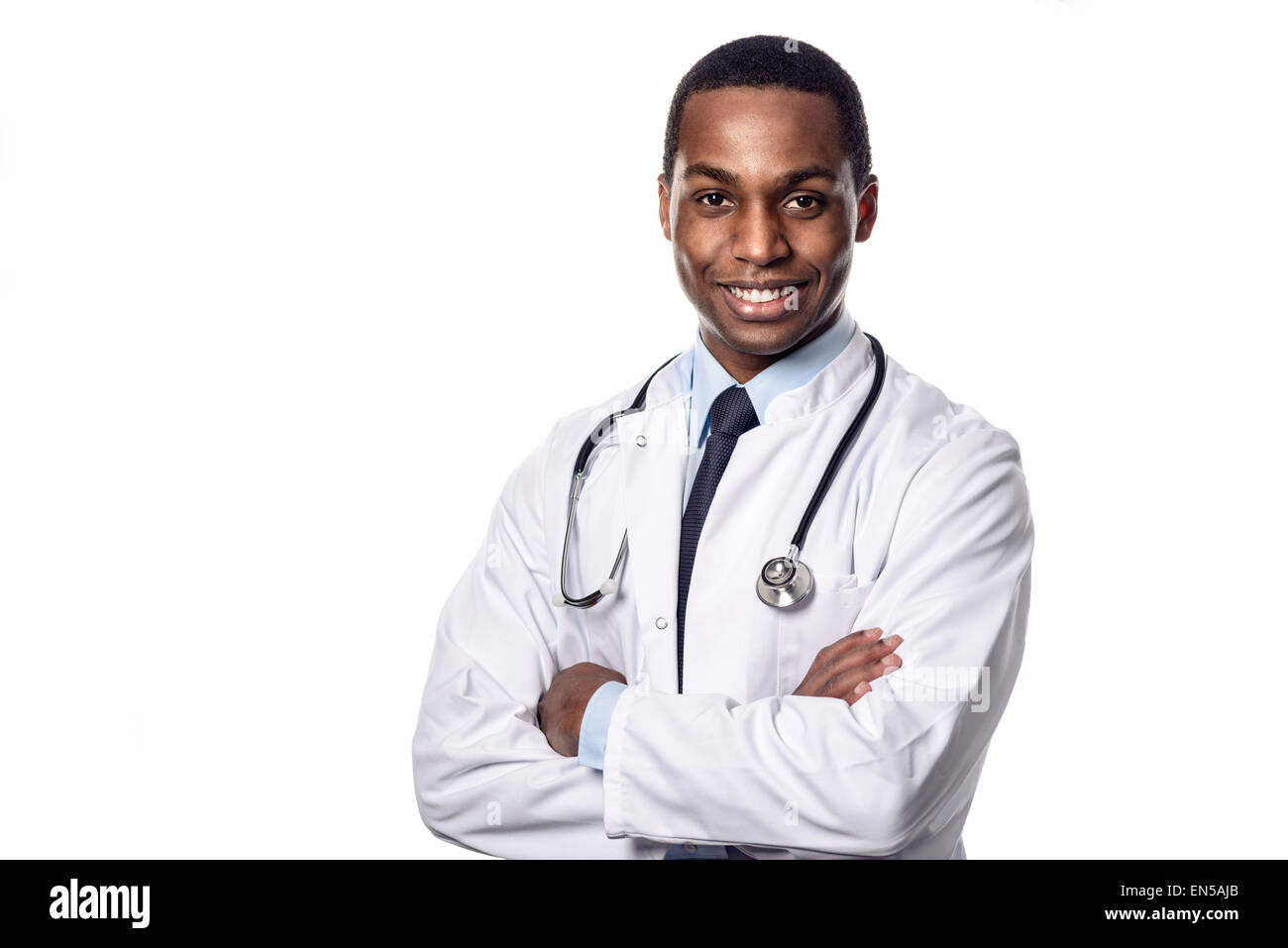 Confiant attrayant de l'Afrique de l'homme médecin vêtu d'un sarrau blanc stéthoscope et regardant la caméra avec une expression heureuse Banque D'Images