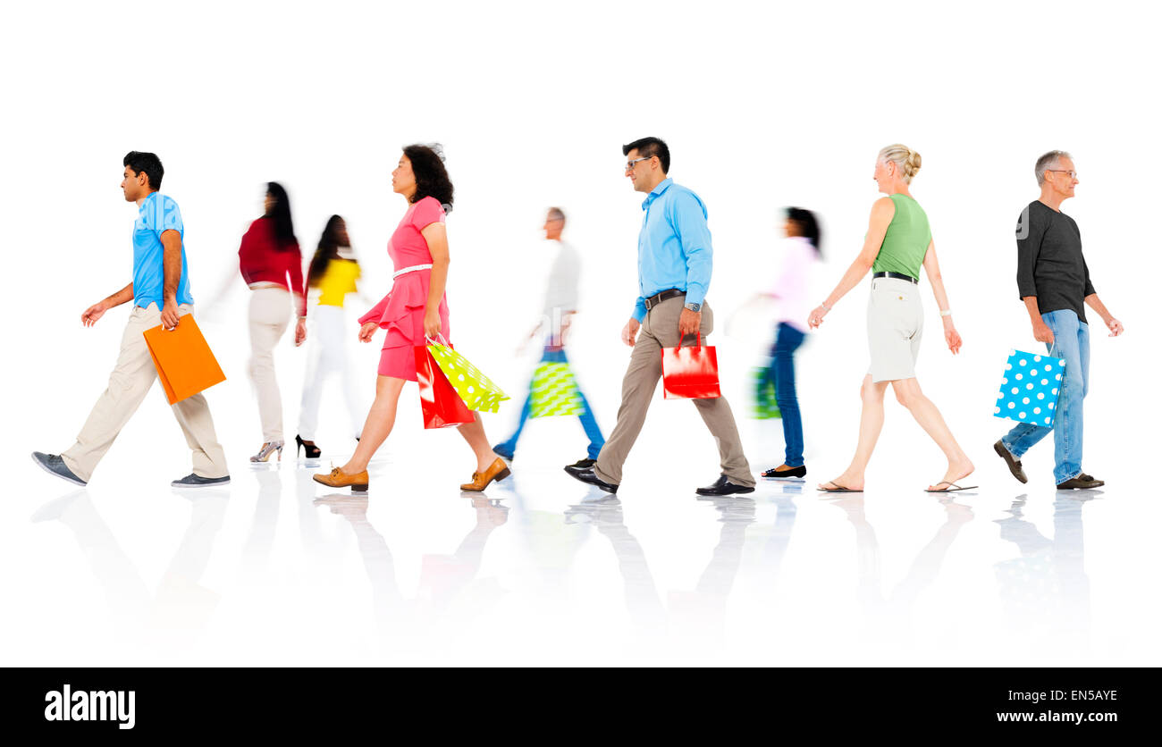 Groupe de personnes diverses Walking with Shopping Bags Banque D'Images