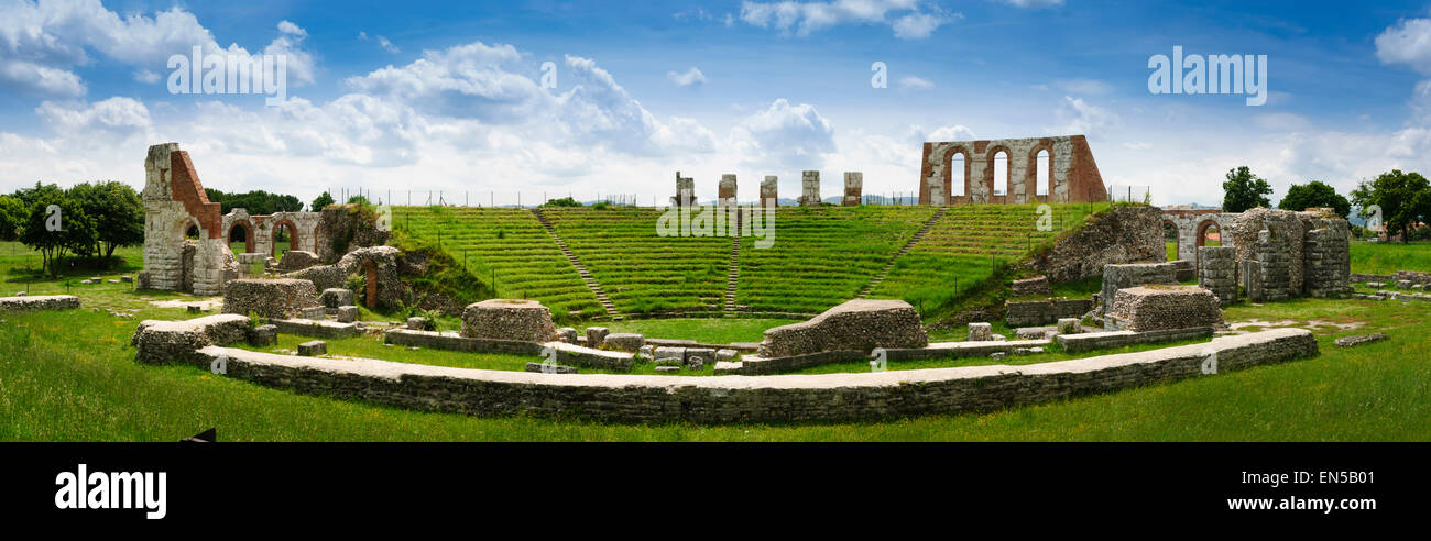 Vue panoramique sur les ruines du théâtre romain de Gubbio Perugia Ombrie Italie Banque D'Images