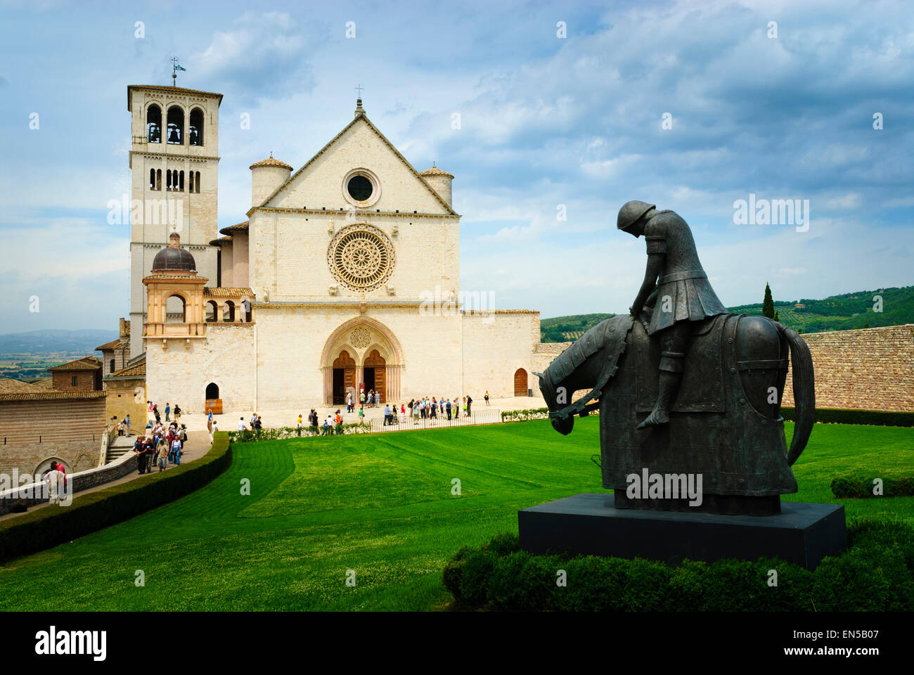 Basilique de Saint François Assise avec Sculpture en bronze de Saint François Cavalier Banque D'Images