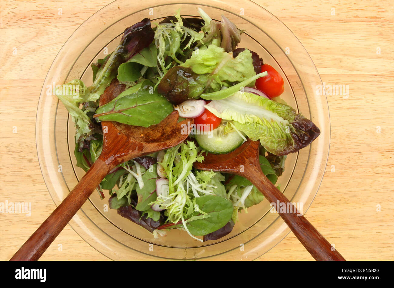 Salade Mixte dans un bol à salade en bois Banque D'Images