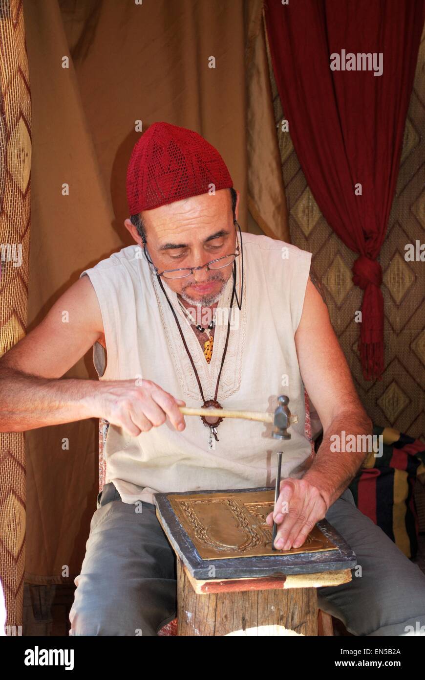 Plaque de cuivre ouvragé travailleur sur le marché médiéval, Barbate, Province de Cadix, Andalousie, Espagne, Europe de l'Ouest. Banque D'Images