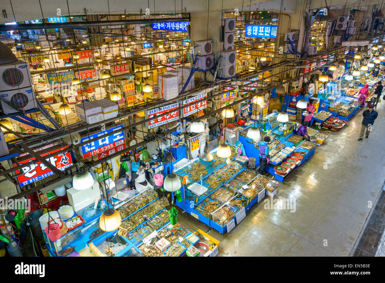 Vue aérienne d'acheteurs au marché de gros de la pêche Noryangjin à Séoul, Corée du Sud. Banque D'Images
