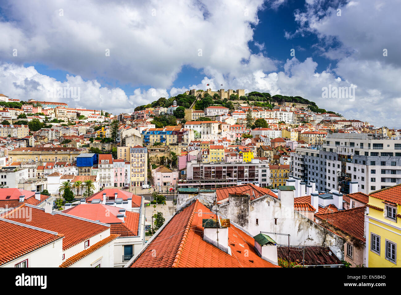 Lisbonne, Portugal paysage urbain vers le château Sao Jorge. Banque D'Images