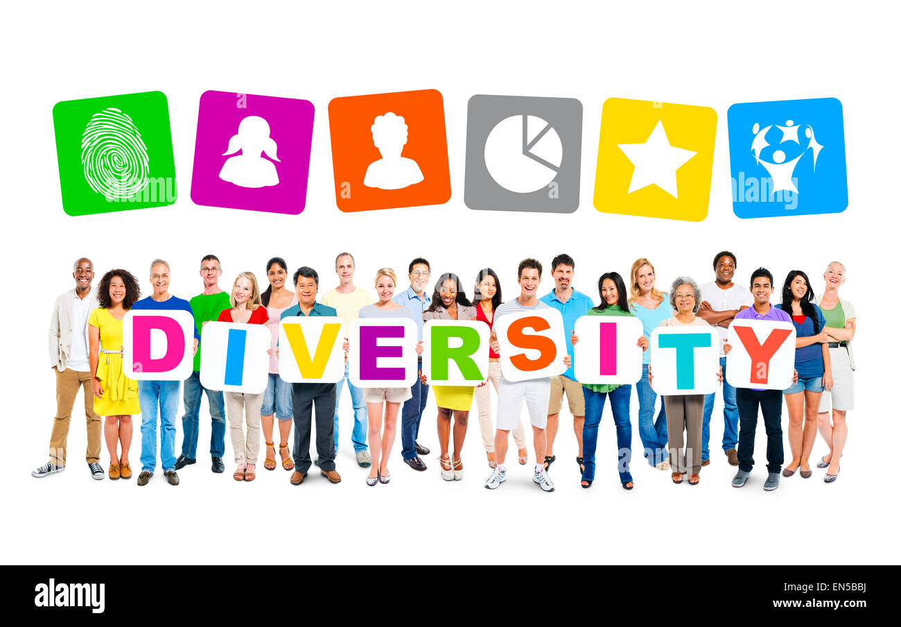 Groupe multi-ethnique de personnes détenant 9 lettres formant des plaques de diversité culturelle Banque D'Images