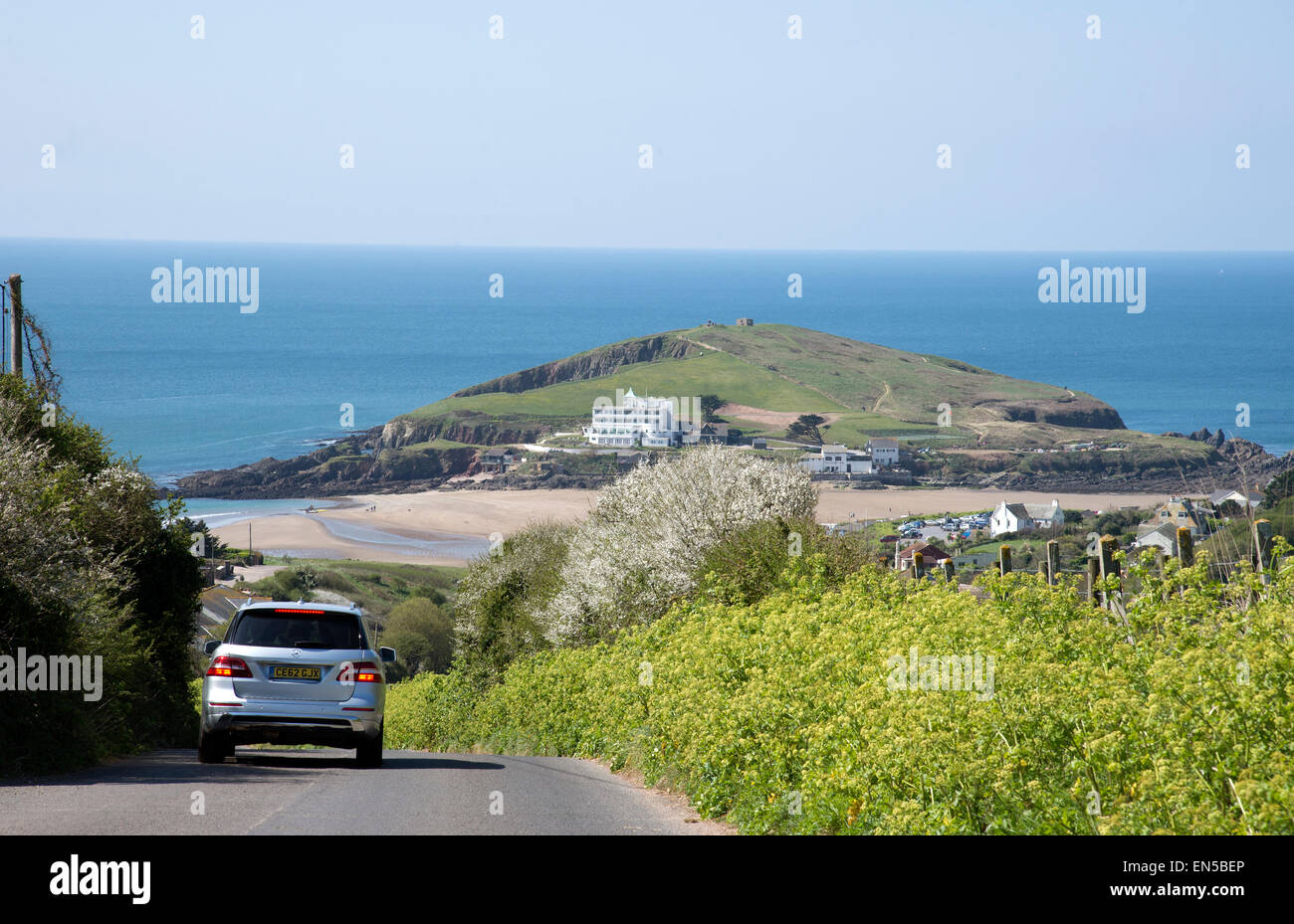 Ile de Burgh et hôtel au large de la côte anglaise South Devon England UK vu d'une route de campagne à Bigbury avec une voiture d'argent Banque D'Images