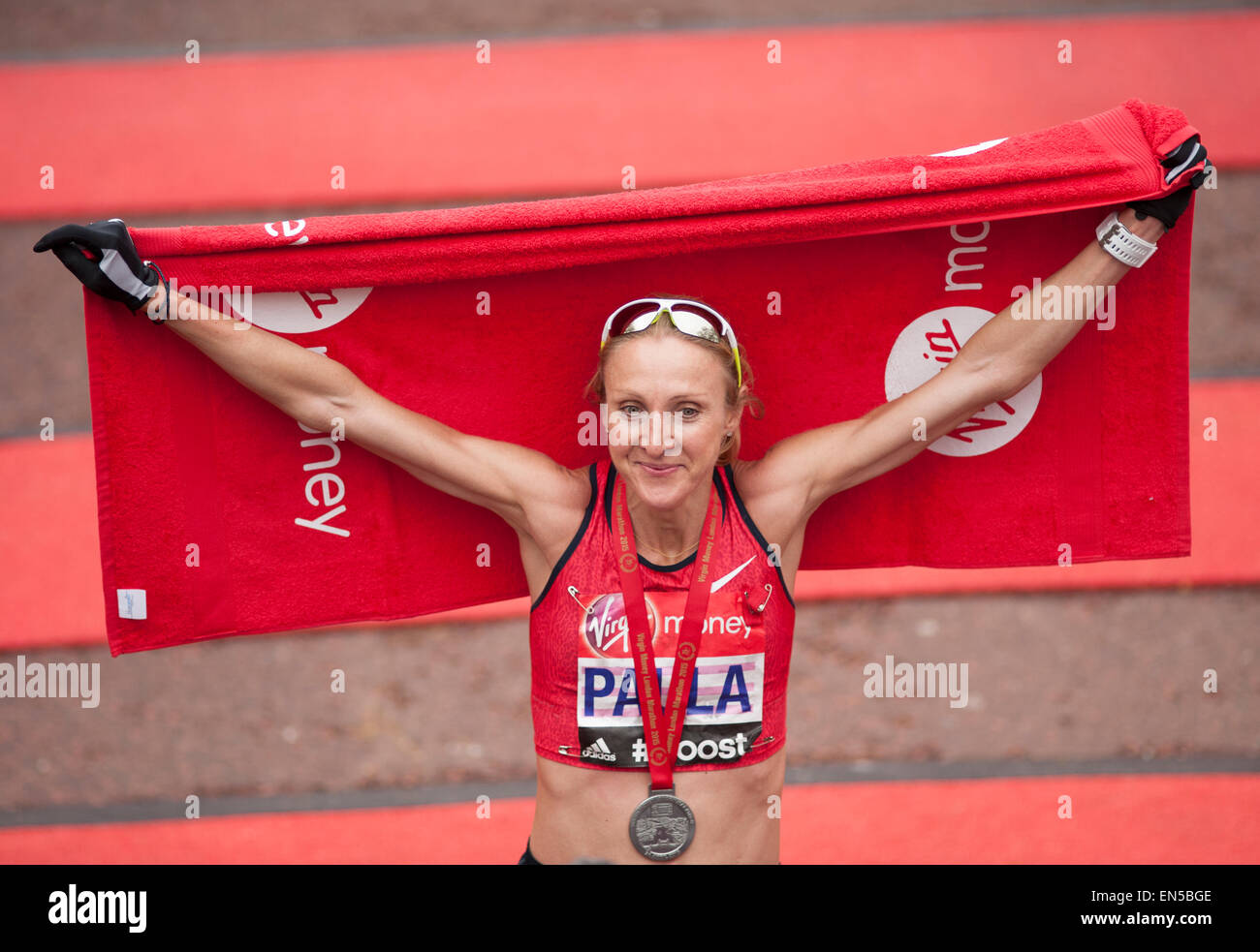 Paula Radcliffe célèbre après avoir terminé le marathon de Londres 2015 Virgin Money Club, charité et bulletin de la race. Banque D'Images