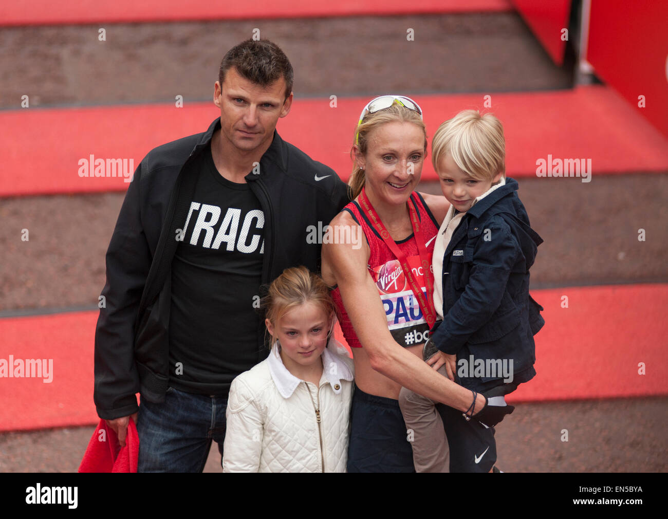 Paula Radcliffe sur le Mall avec sa famille après avoir terminé le marathon de Londres 2015 Virgin Money Club, charité et bulletin de la race. Banque D'Images