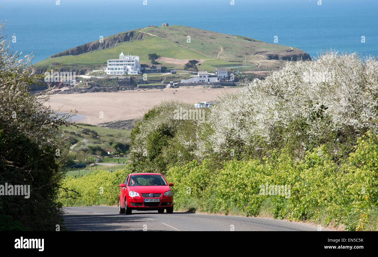 Ile de Burgh et hôtel au large de la côte anglaise South Devon England UK vu d'une route de campagne à Bigbury avec une voiture rouge Banque D'Images