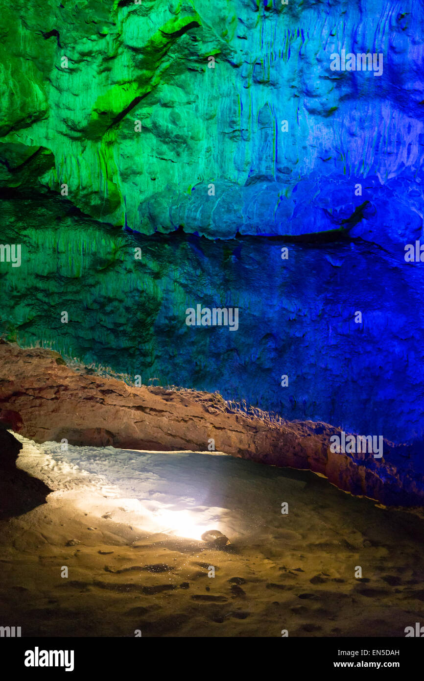 Cave formations dans le calcaire carbonifère des Mendip Hills sont allumés pour affichage à Wookey Hole Caves Banque D'Images