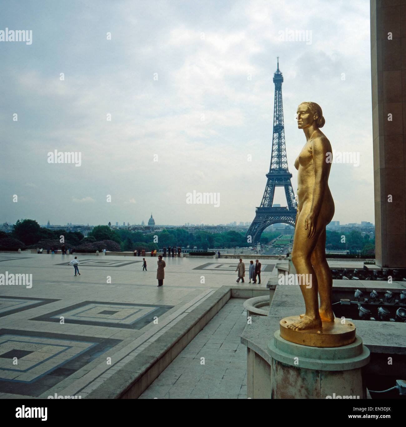 Der Eifelturm à Paris ; Frankreich 1970 er Jahre. La Tour Eiffel à Paris, la France des années 1970. Banque D'Images