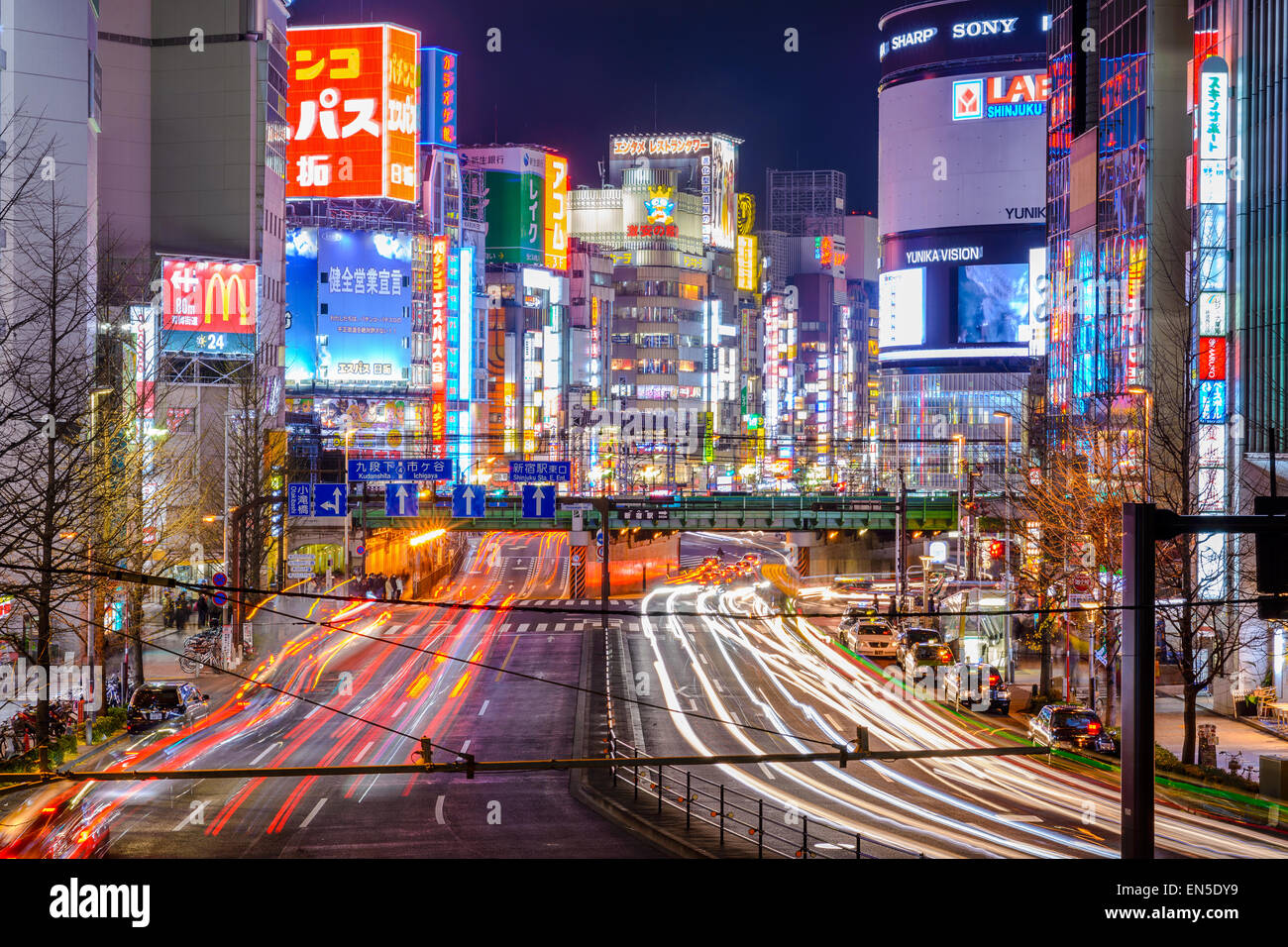 Tokyo, Japon, dans le quartier de Shinjuku de nuit. Le quartier est un centre de la vie nocturne renommée. Banque D'Images