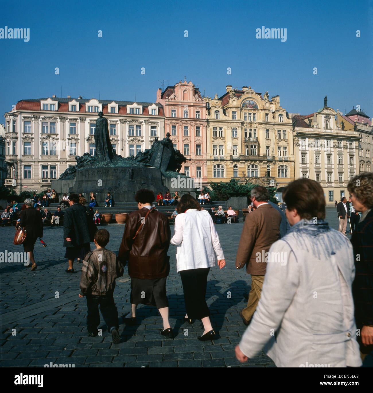 Suis Fußgänger Altstädter Ring in Prag, République tchèque des années 1980 er Jahre. Les piétons traversant la place de la Vieille Ville à Prague, Czech Republi Banque D'Images