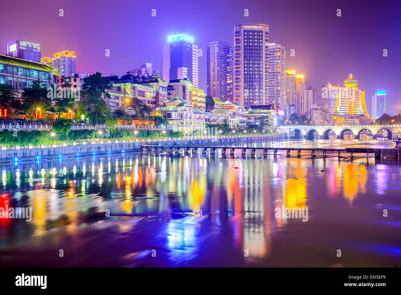 Guiyang, Chine cityscape sur la rivière. Banque D'Images