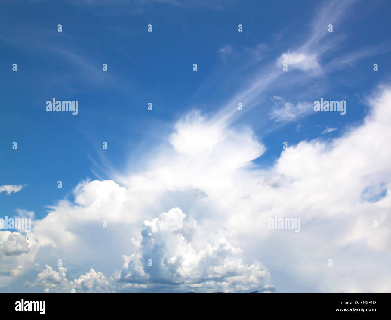 Ciel bleu, nuages blancs, résumé fond naturel. Banque D'Images