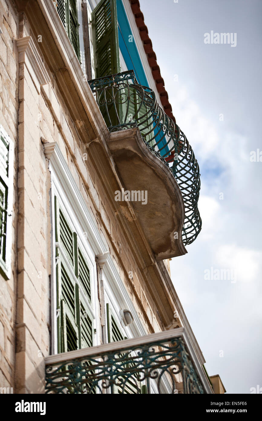 Maisons et la façade des bâtiments de l'île de Syros, dans les îles grecques. Banque D'Images