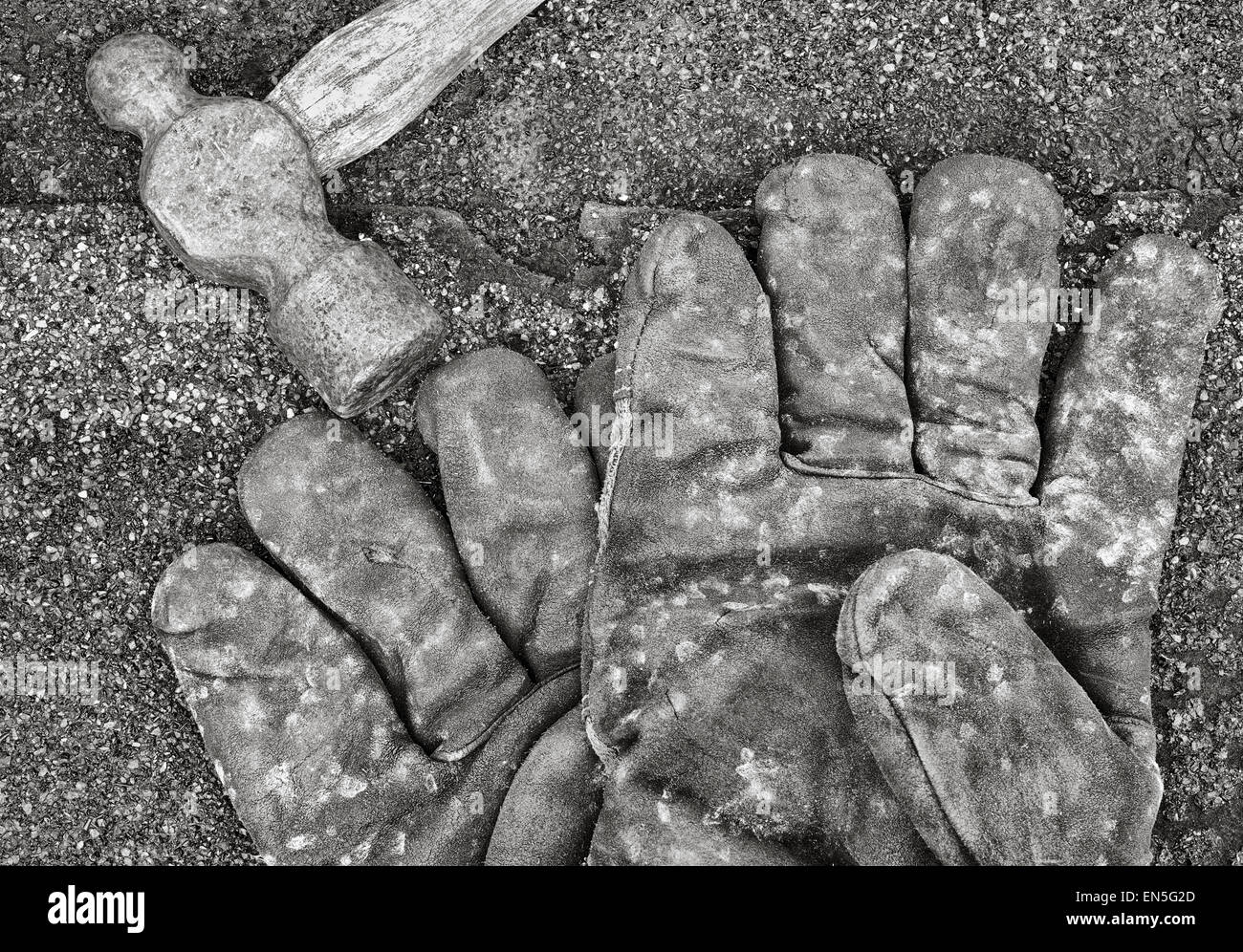 Gants de travail et vieux-ball peen hammer sur le zona. Image en noir et blanc. Banque D'Images