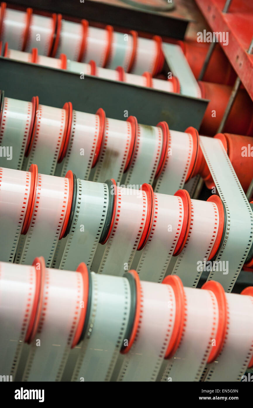 Cinéma industriel vintage Rare 35 mm film film machine de développement, selective focus détail avec film chargée en post-production Banque D'Images