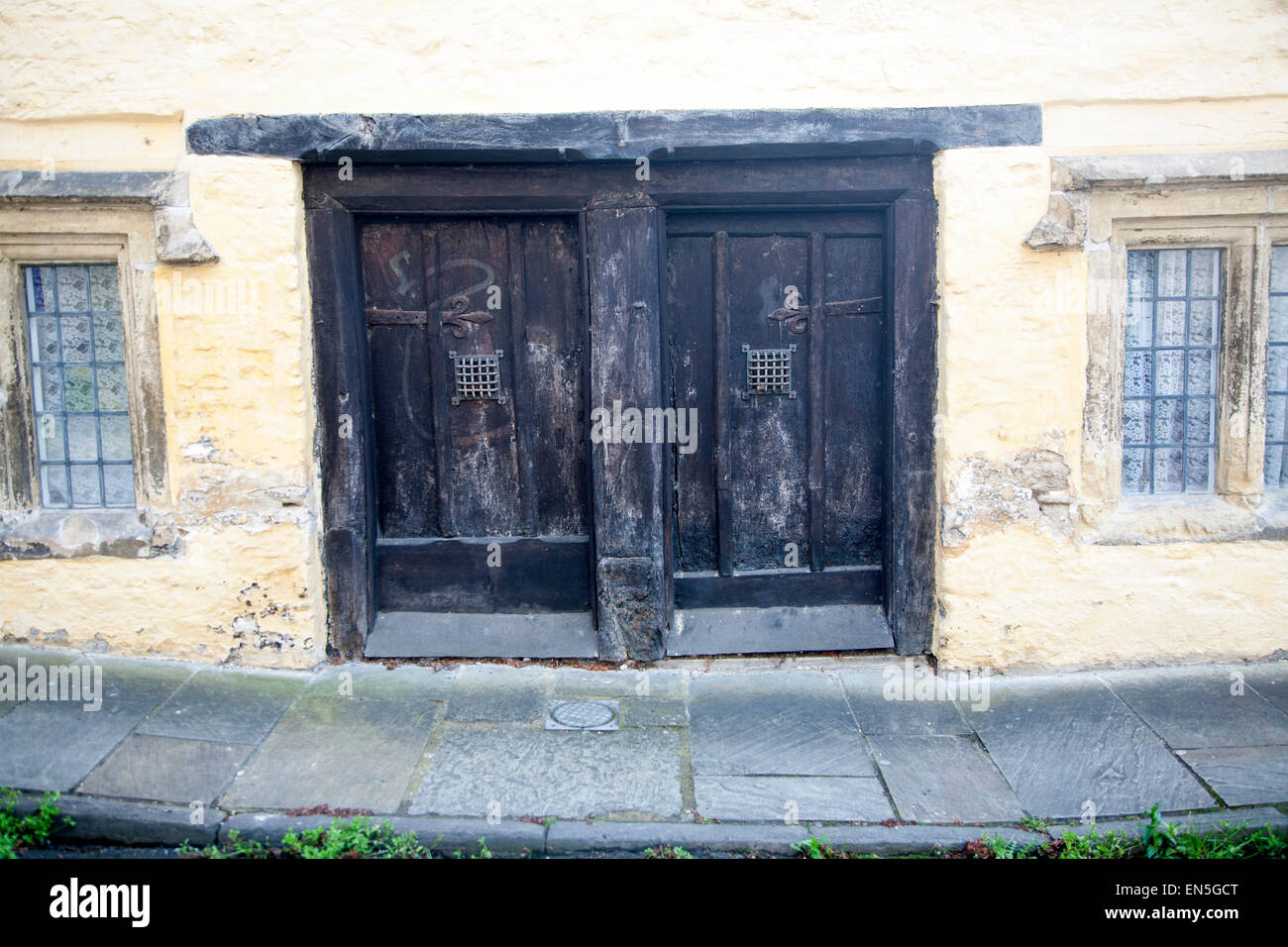 Petites portes d'hospices historique dans la rue Kingsbury, Calne, Wiltshire, England, UK Banque D'Images