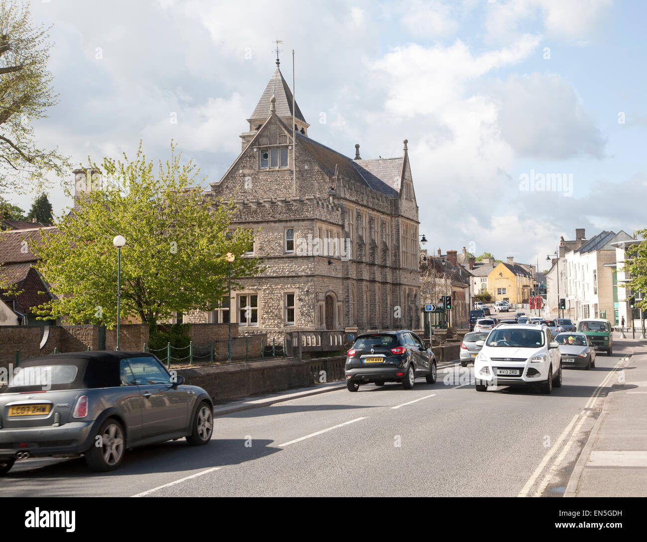Voitures de circulation A4 centre ville de Calne, Wiltshire, Angleterre, Royaume-Uni Banque D'Images