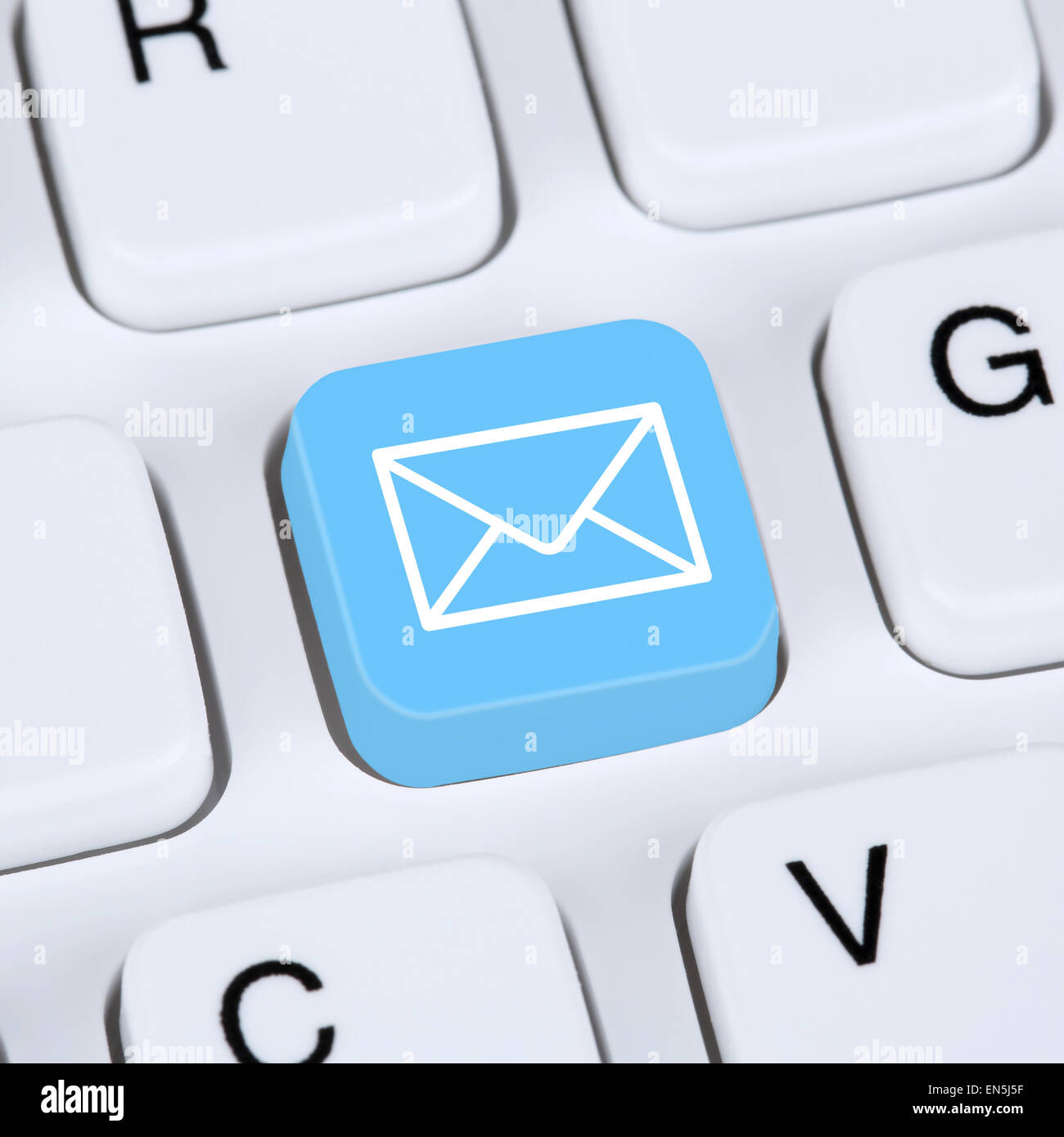 Concept Internet l'envoi d'E-mail ou par courriel le clavier de l'ordinateur avec symbole lettre Banque D'Images Concept Internet l'envoi d'E-mail ou par courriel le clavier de l'ordinateur avec symbole lettre Banque D'Images