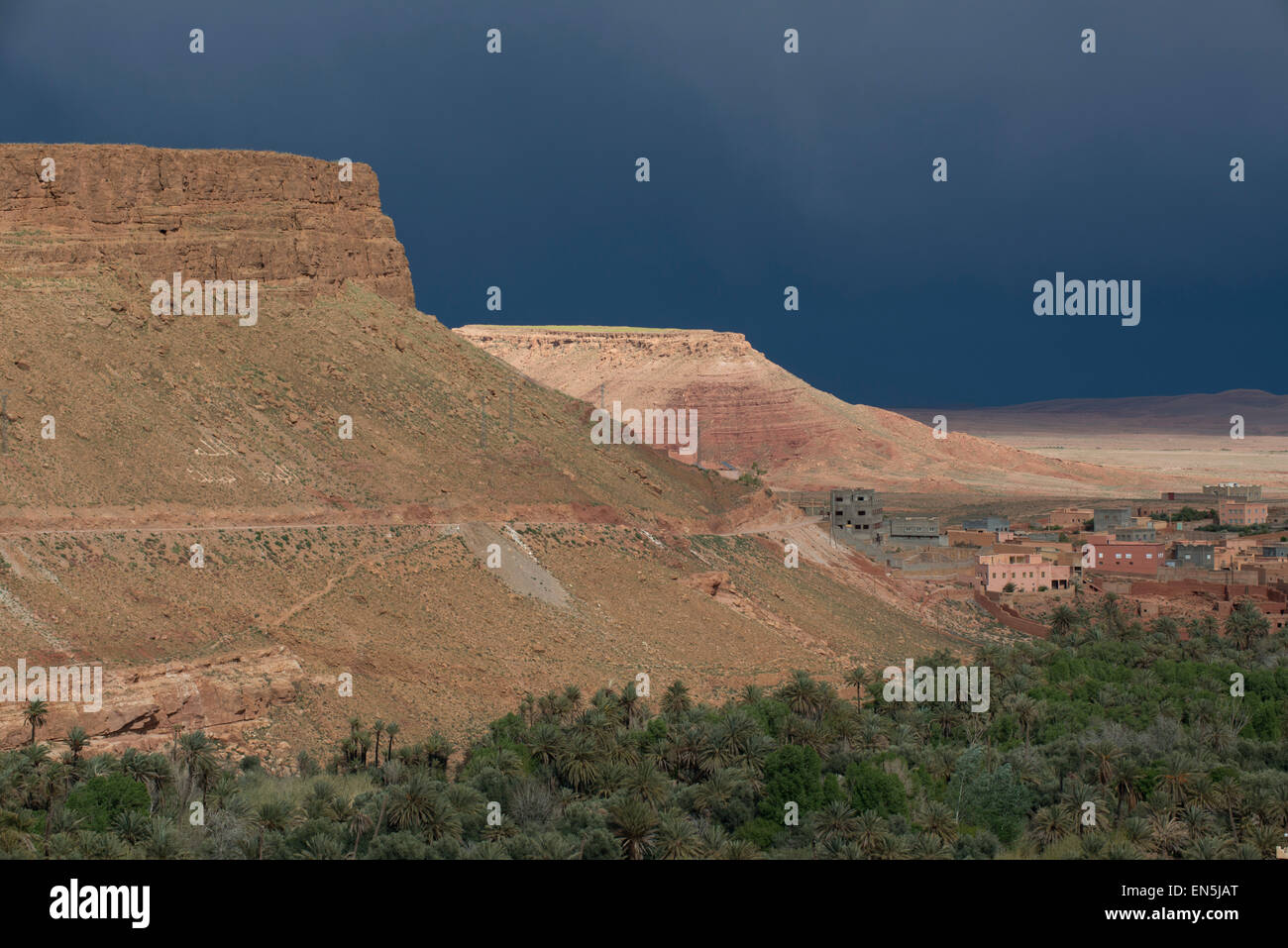 Tinghir, Maroc. Contreforts de l'Atlas. Banque D'Images