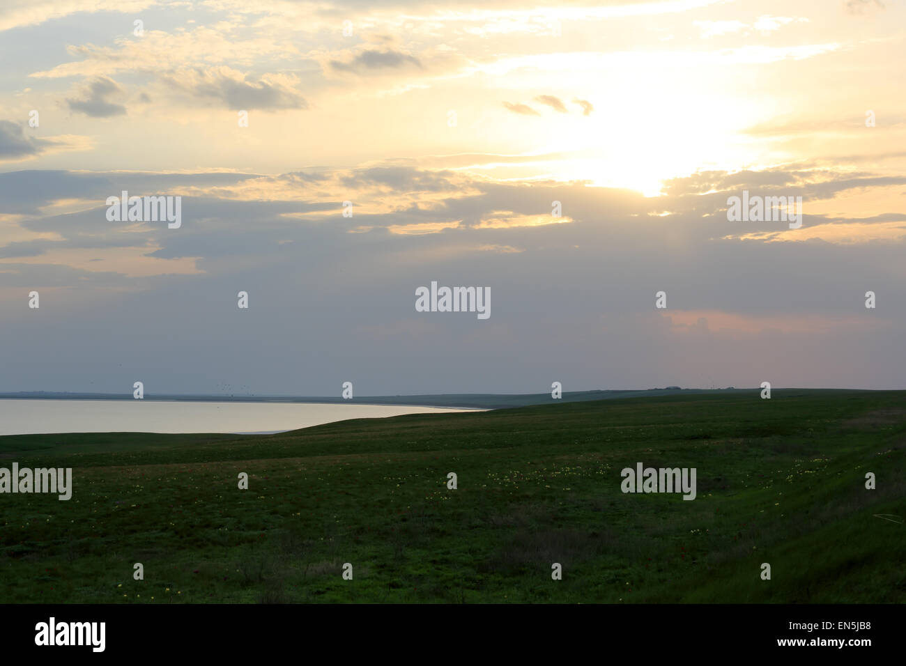 Coucher du soleil dans la steppe près de l'Lopuhovatoe salt lake, région de Rostov, en Russie. Banque D'Images