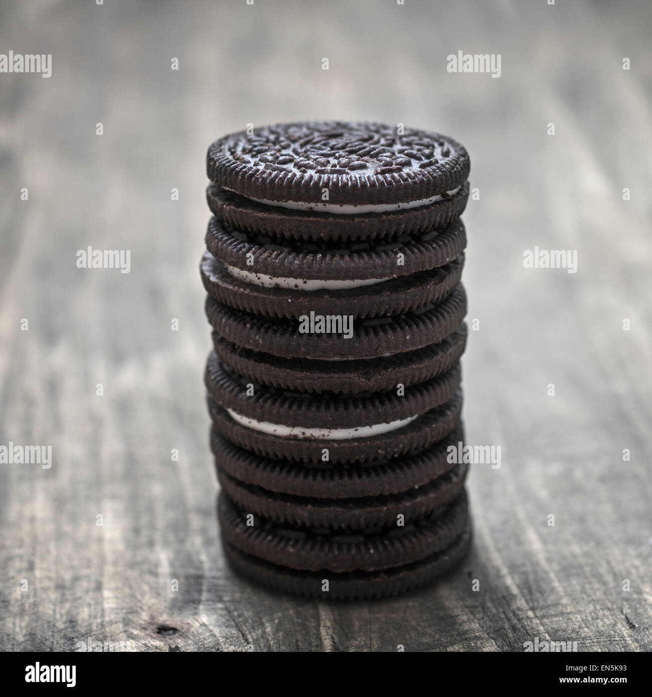 Les cookies au chocolat malsaine avec la crème vanille sur table Banque D'Images