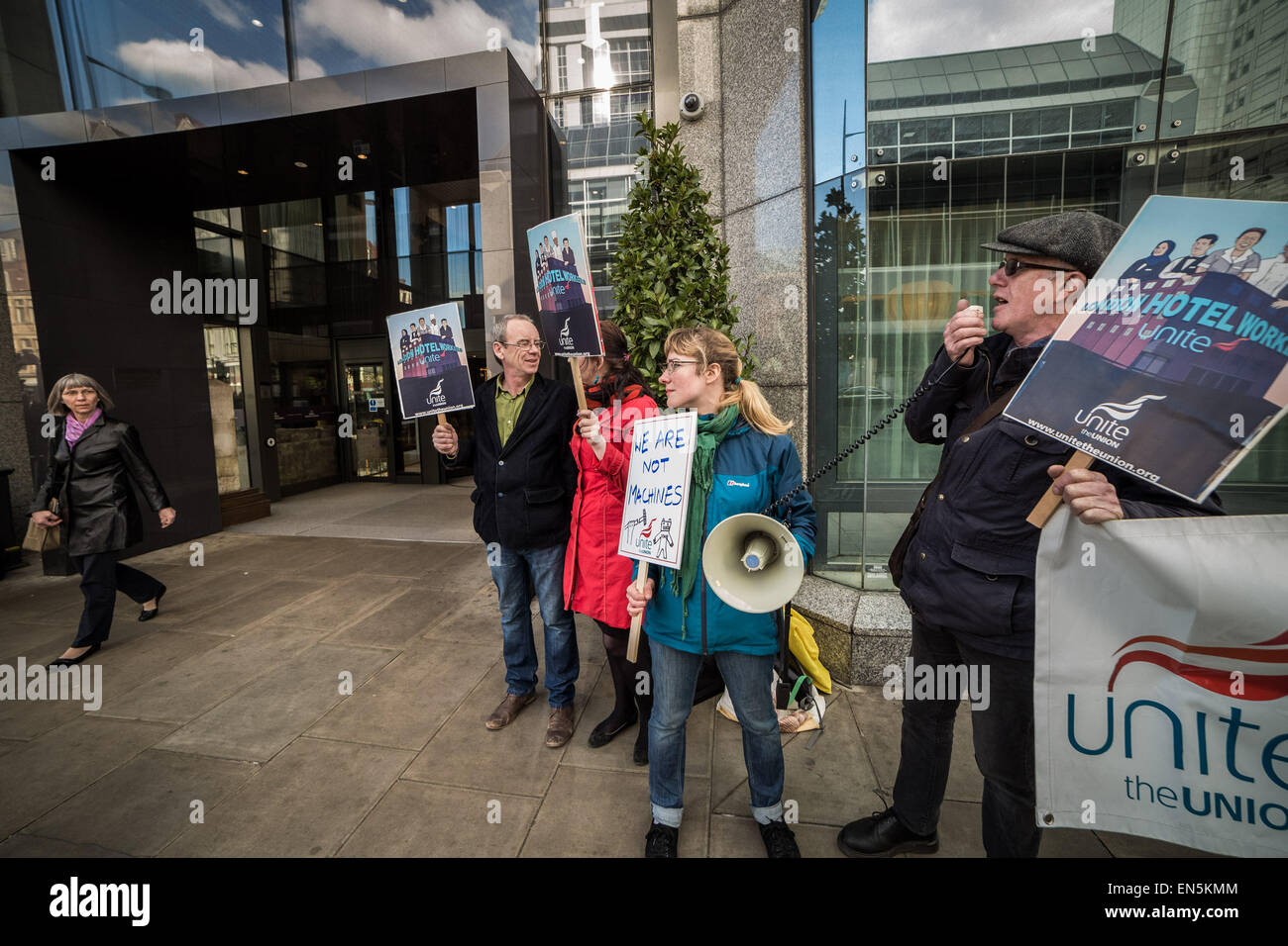 Londres, Royaume-Uni. 28 avril, 2015. Protestation des travailleurs à l'extérieur de l'hôtel Hilton Metropole Hotel Crédit : Guy Josse/Alamy Live News Banque D'Images