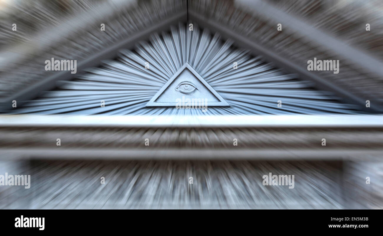All Seeing Eye sur un bâtiment avec le flou. Banque D'Images