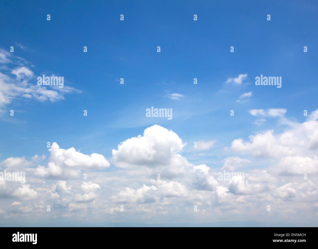 Ciel bleu et nuages blancs, résumé fond naturel. Banque D'Images