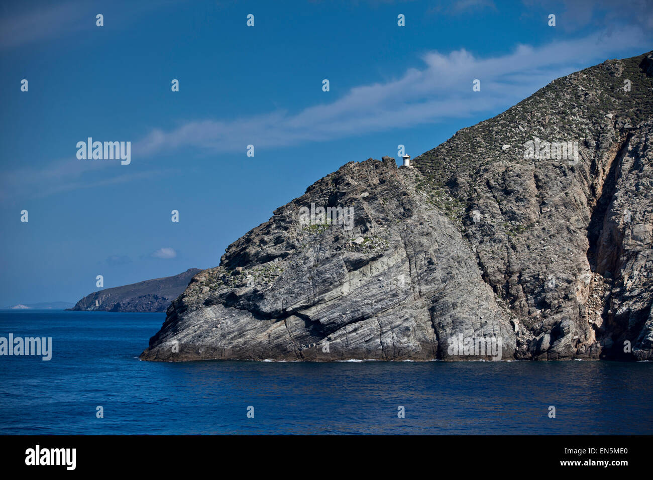 La côte rocheuse de l'île de Syros dans les îles Grecques Banque D'Images