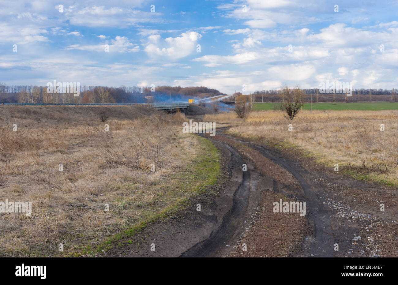 Route de campagne en milieu rural zone ukrainienne Banque D'Images