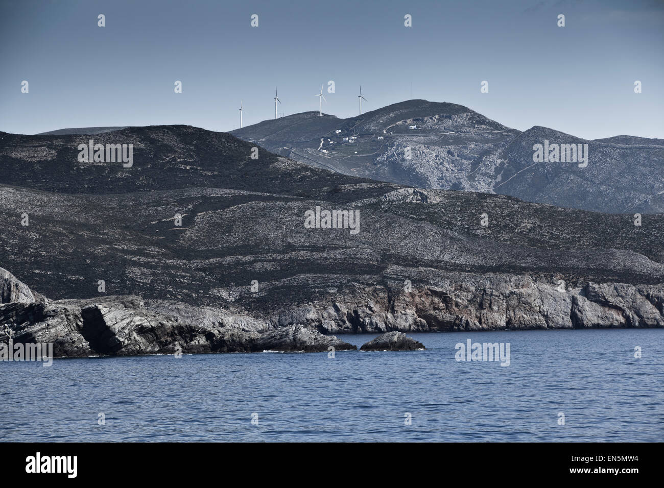 La côte rocheuse de l'île de Syros dans les îles Grecques Banque D'Images