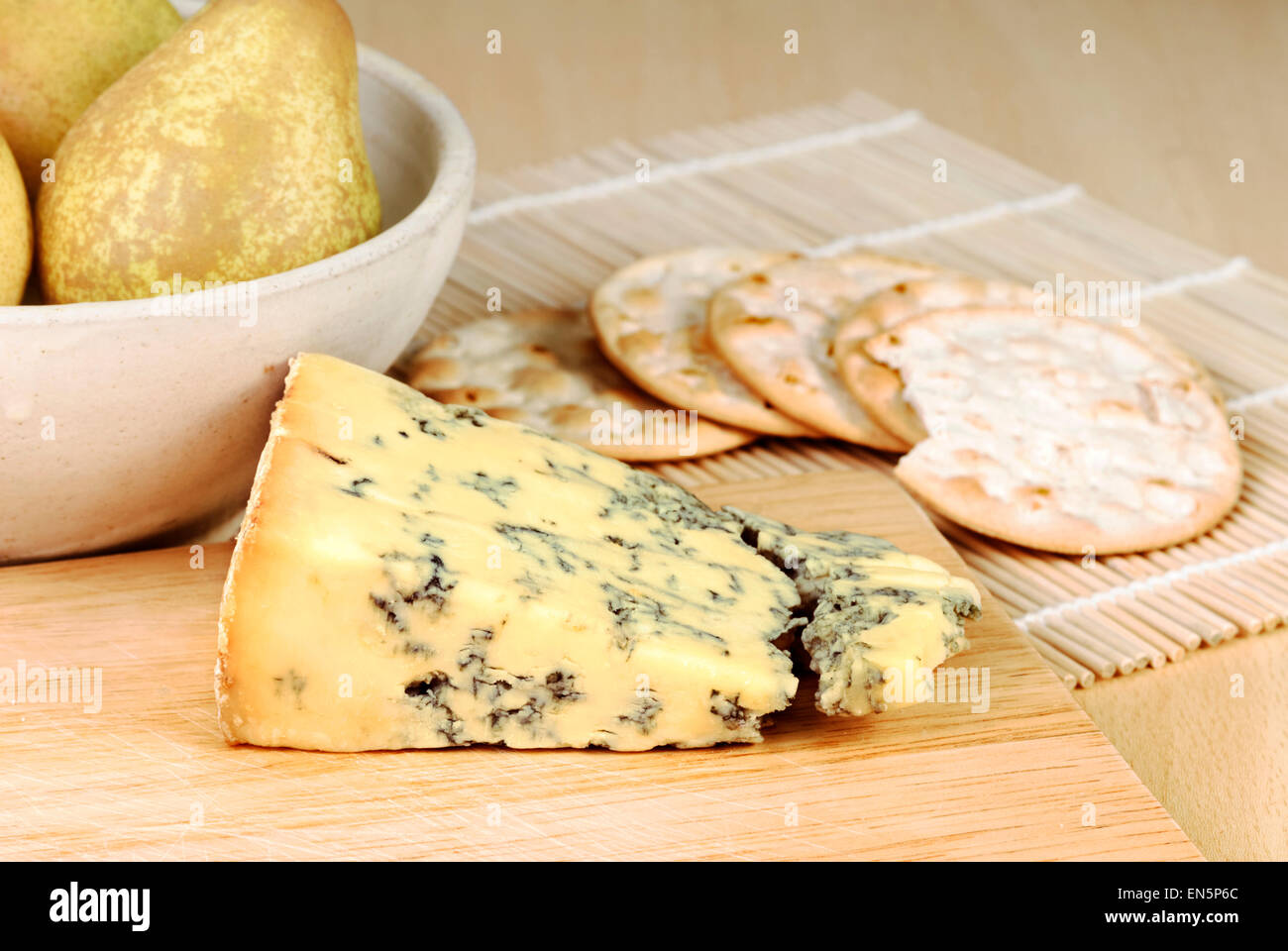 Fromage bleu avec les poires et les craquelins Banque D'Images