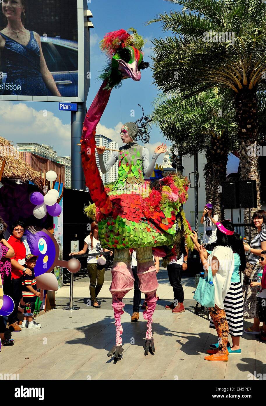 Bangkok, Thaïlande : Femme sur pilotis équitation une autruche géante marionnette divertit les foules lors de la fête des Enfants Banque D'Images
