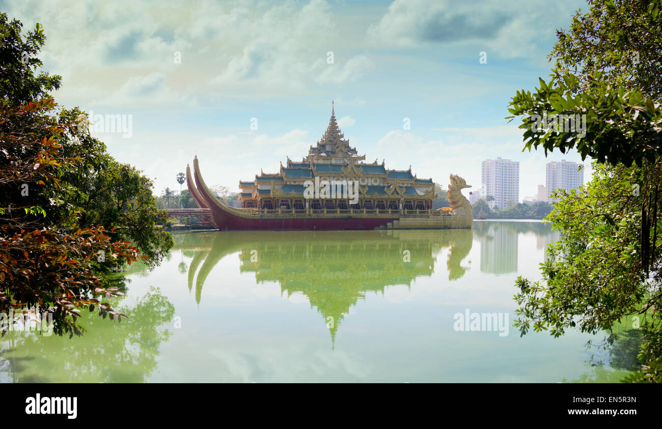 Karaweik en béton, une réplique d'une barge royale sur le Lac Kandawgyi à Yangon, Myanmar. Abrite actuellement un restaurant buffet Banque D'Images