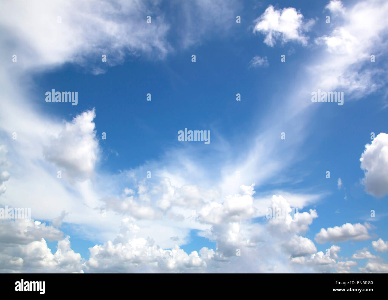 Ciel bleu avec des nuages close up fond naturel. Banque D'Images