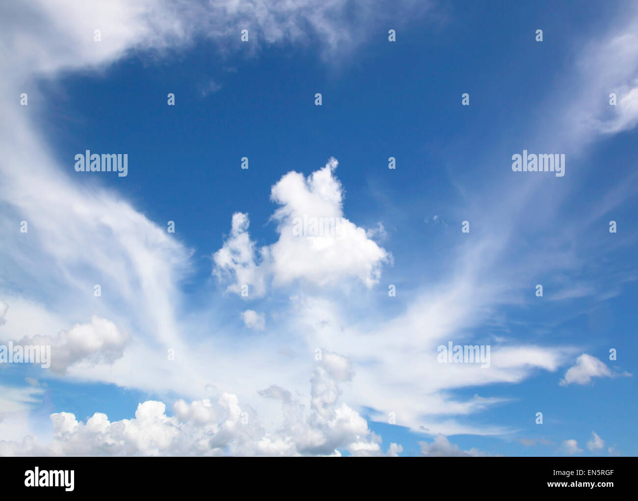Ciel bleu avec des nuages close up fond naturel. Banque D'Images