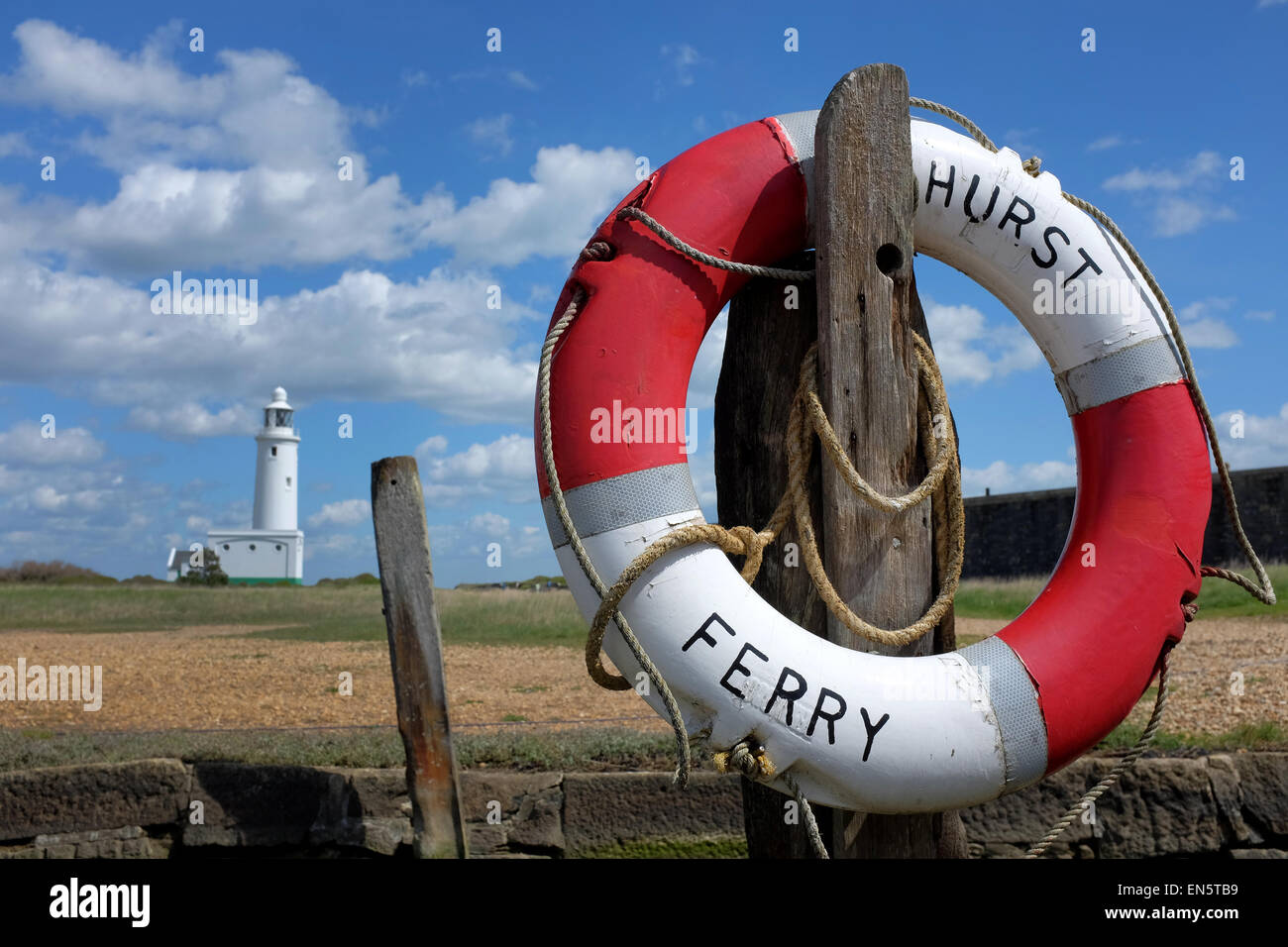 Hurst Hurst avec anneau de vie de Ferry Point Lighthouse dans le contexte à Hurst Spit Keyhaven, New Forest, Hampshire, Royaume-Uni Banque D'Images