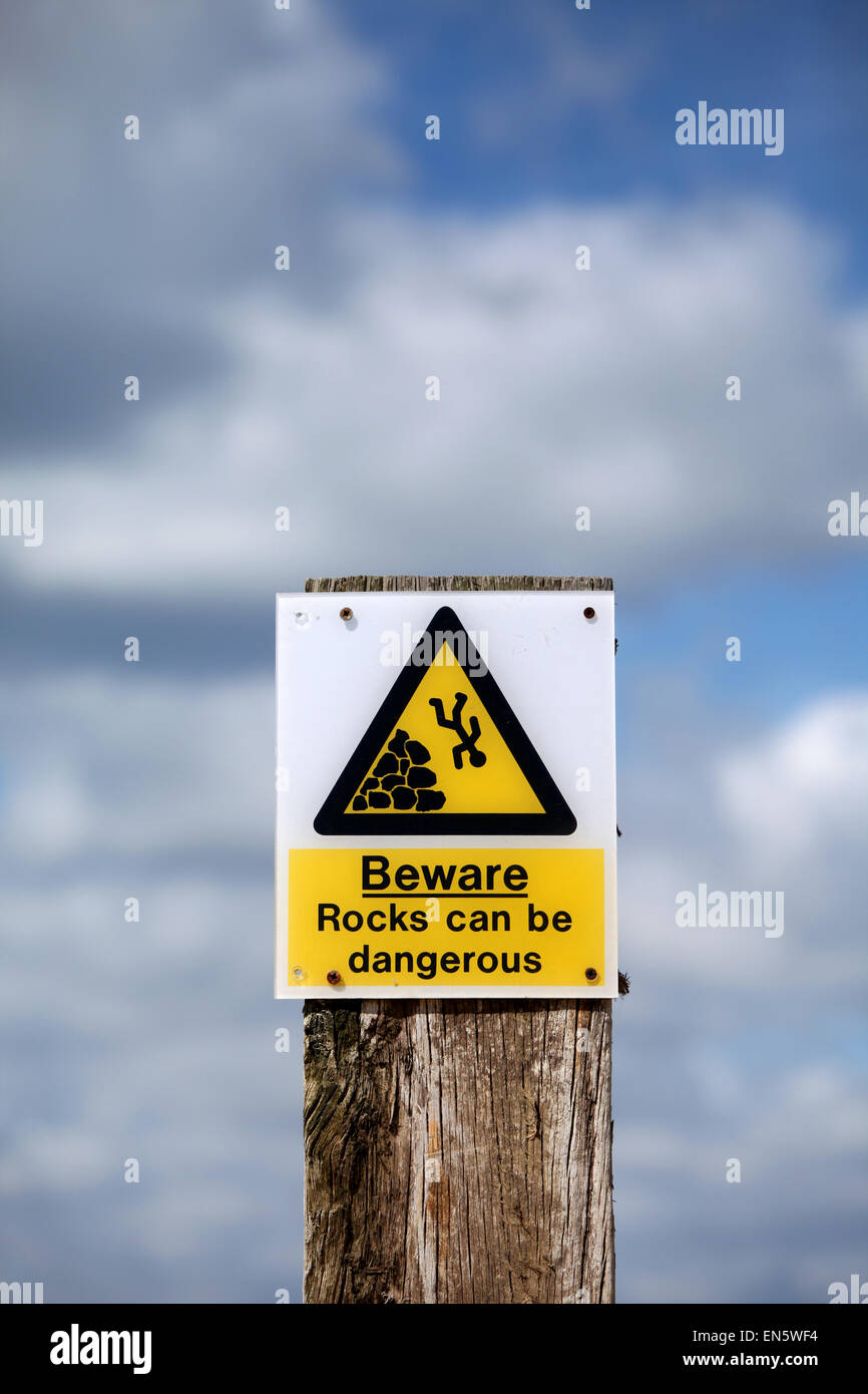 Les rochers peuvent être dangereux avertissement Banque D'Images