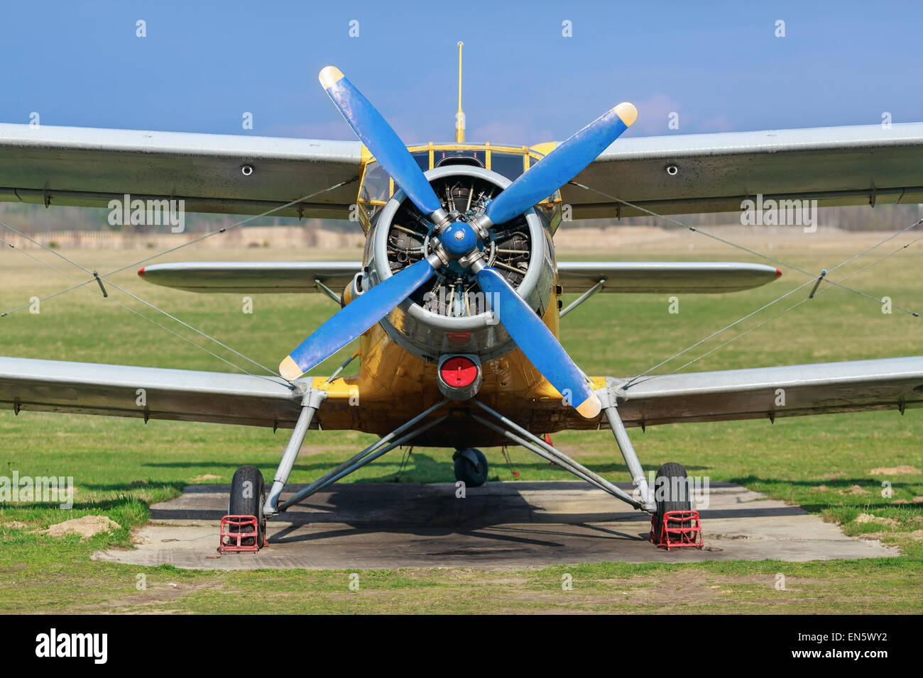 Avec biplan bleu bleu de l'hélice. Plan vieux de près. Vue avant, avec le côté du fuselage. Effacer les jours ensoleillés. Banque D'Images
