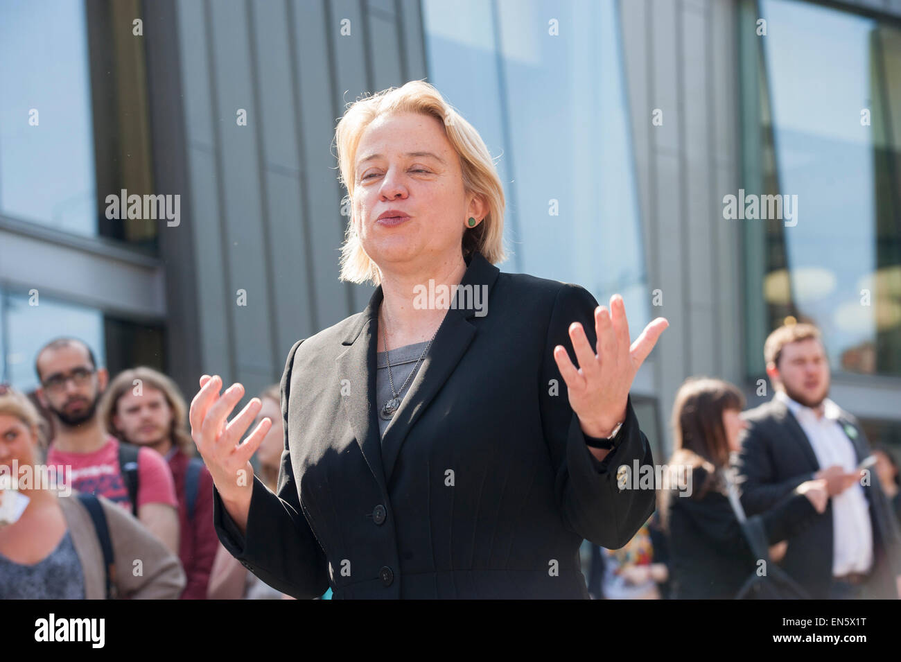 La chef du Parti vert, Natalie Bennett s'adresse aux élèves à Sheffield lors de l'élection générale de 2015 Banque D'Images
