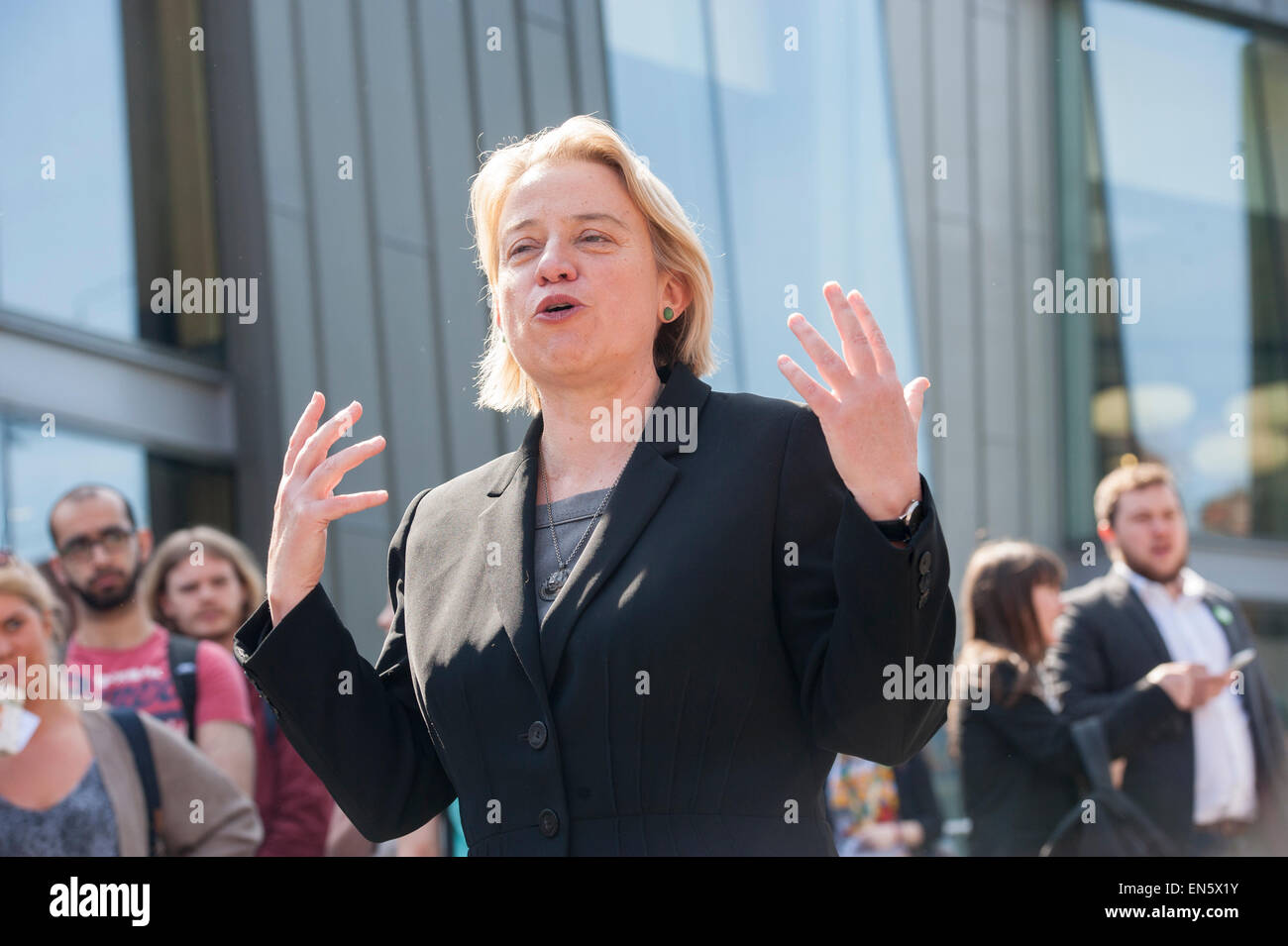 La chef du Parti vert, Natalie Bennett s'adresse aux élèves à Sheffield lors de l'élection générale de 2015 Banque D'Images